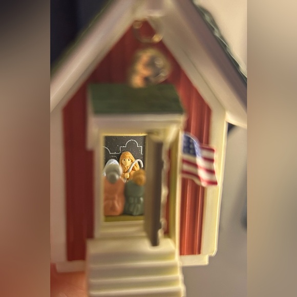 VTG Hallmark LITTLE RED SCHOOLHOUSE school play lighted Christmas Ornament 1985 - Picture 8 of 9